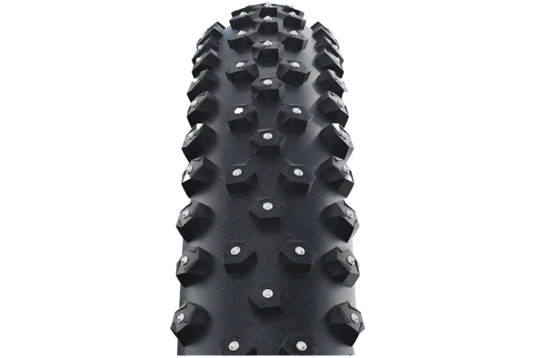 SCHWALBE Ice Spiker Pro Foldable 29 x 2,60 (65-622) on suunniteltu vaativaan talvimaastoon, jossa luotettavuus ja pito ovat kaiken A ja O. Tämä premium-luokan taitettava nastarengas yhdistää keveyden, rullaavuuden ja maksimaalisen pidon tavalla, joka tekee siitä yhden markkinoiden suosituimmista talvimaastonrenkaista. Renkaassa on jopa 402 teräsnastaa, jotka pureutuvat tehokkaasti jäätyneisiin alustoihin ja tarjoavat vakaan tuntuman liukkaimmissakin olosuhteissa. Nastojen sijoittelu on optimoitu sekä suuntavakauteen että kaarreluottoon, joten ajo tuntuu varmalta sekä poluilla että kovalla tiellä. Ice Spiker Pro käyttää Schwalben Evolution Line -runkorakennetta, jossa yhdistyvät kevyet materiaalit, joustava rakenne ja erittäin laadukas kumiseos. Leveä 2,60” profiili tarjoaa suuren ilmatilan, joka parantaa vaimennusta, ajomukavuutta ja pitoa pehmeällä lumella. Lisäksi renkaan taitettava aramidirunko tekee siitä kevyemmän ja helpommin kuljetettavan ilman kompromisseja kestävyydessä. SCHWALBE Ice Spiker Pro nastarengas