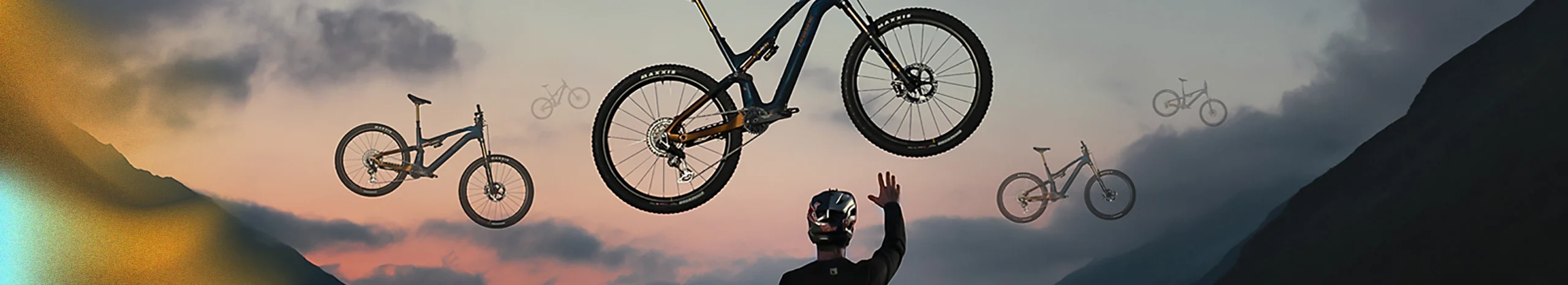 Haibike sähköpyörä leijuu ilmassa ja ammattilaiskuski koittaa tavoitella sitä