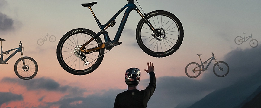 Haibike sähköpyörä leijuu ilmassa ja ammattilaiskuski koittaa tavoitella sitä