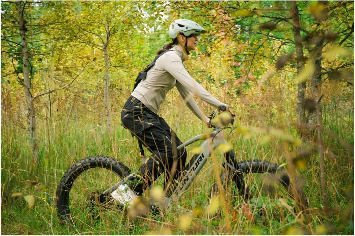 Uusi Tunturi Ebf 600 gen 5 moottorilla metsäkuva ja nainen ajaa