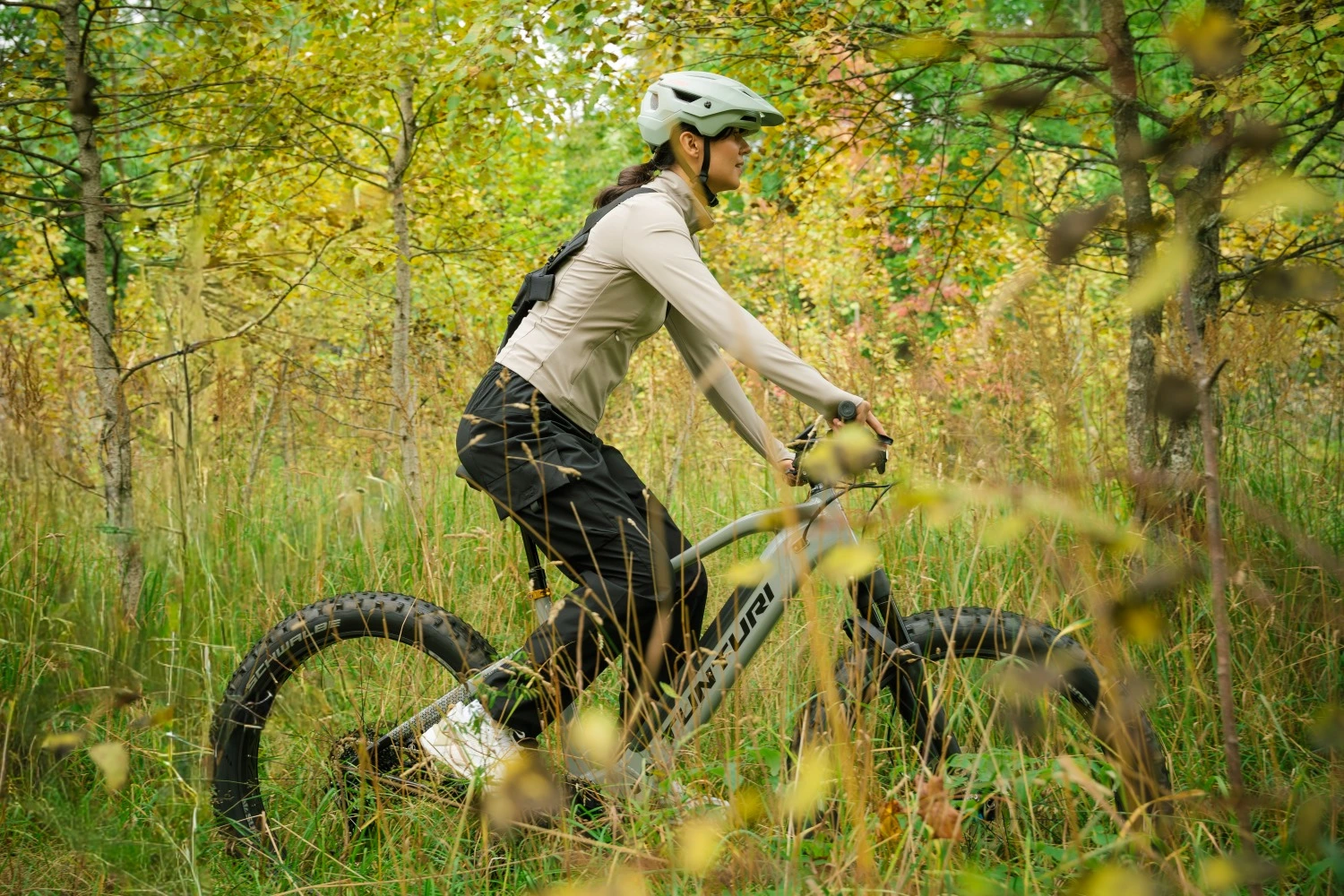 Uusi Tunturi Ebf 600 gen 5 moottorilla metsäkuva ja nainen ajaa