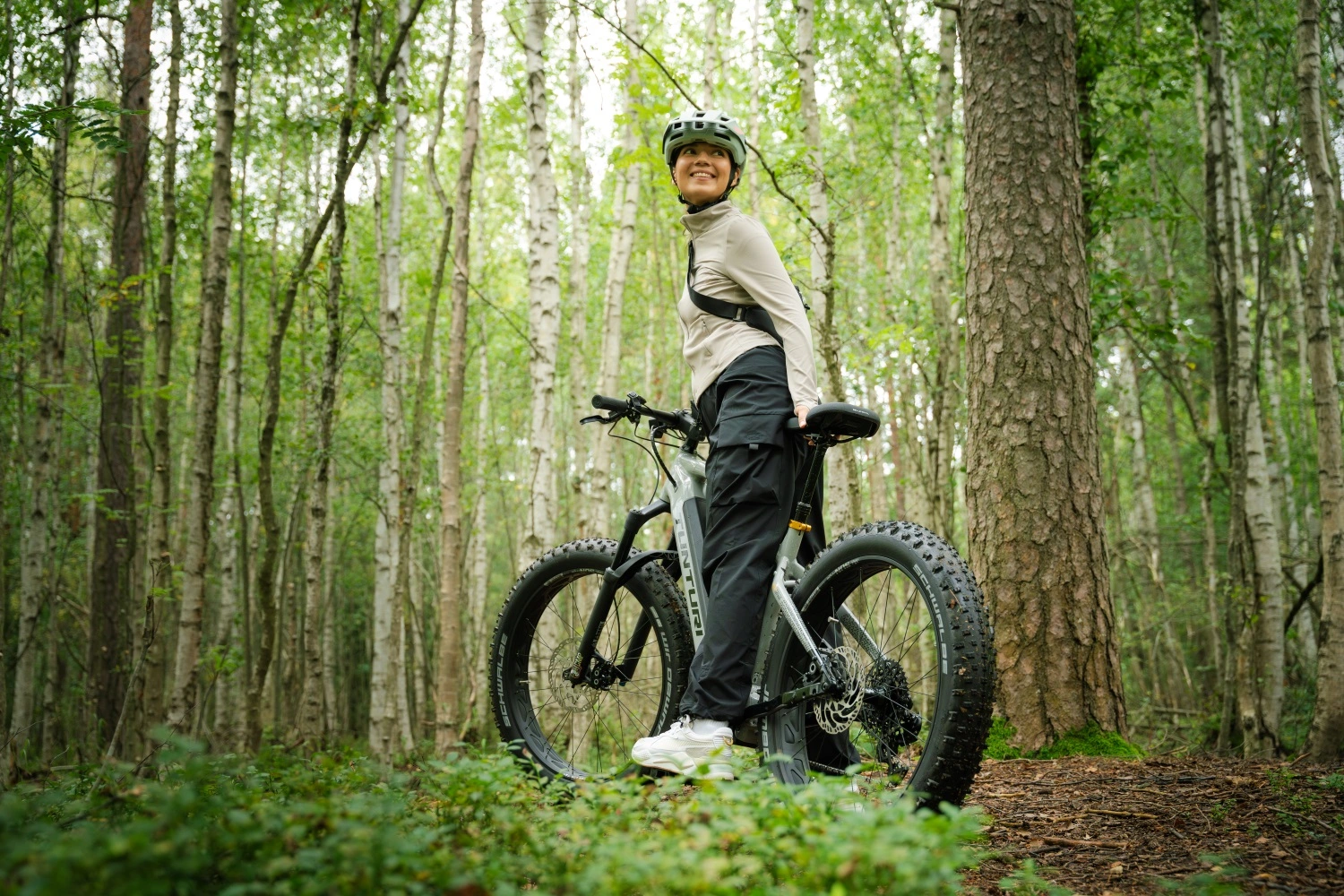 Uusi Tunturi Ebf 600 gen 5 moottorilla metsäkuva ja nainen ajaa
